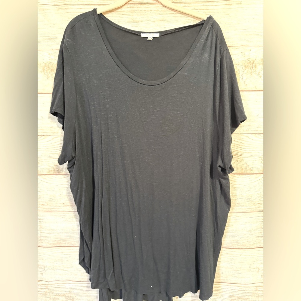 Black scoop neck tshirt